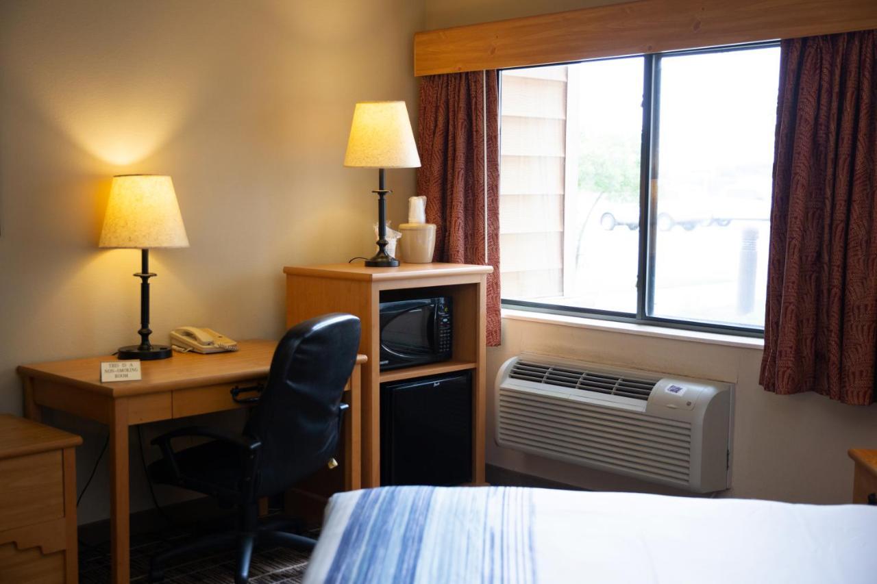 Americinn By Wyndham Pampa Event Center Экстерьер фото