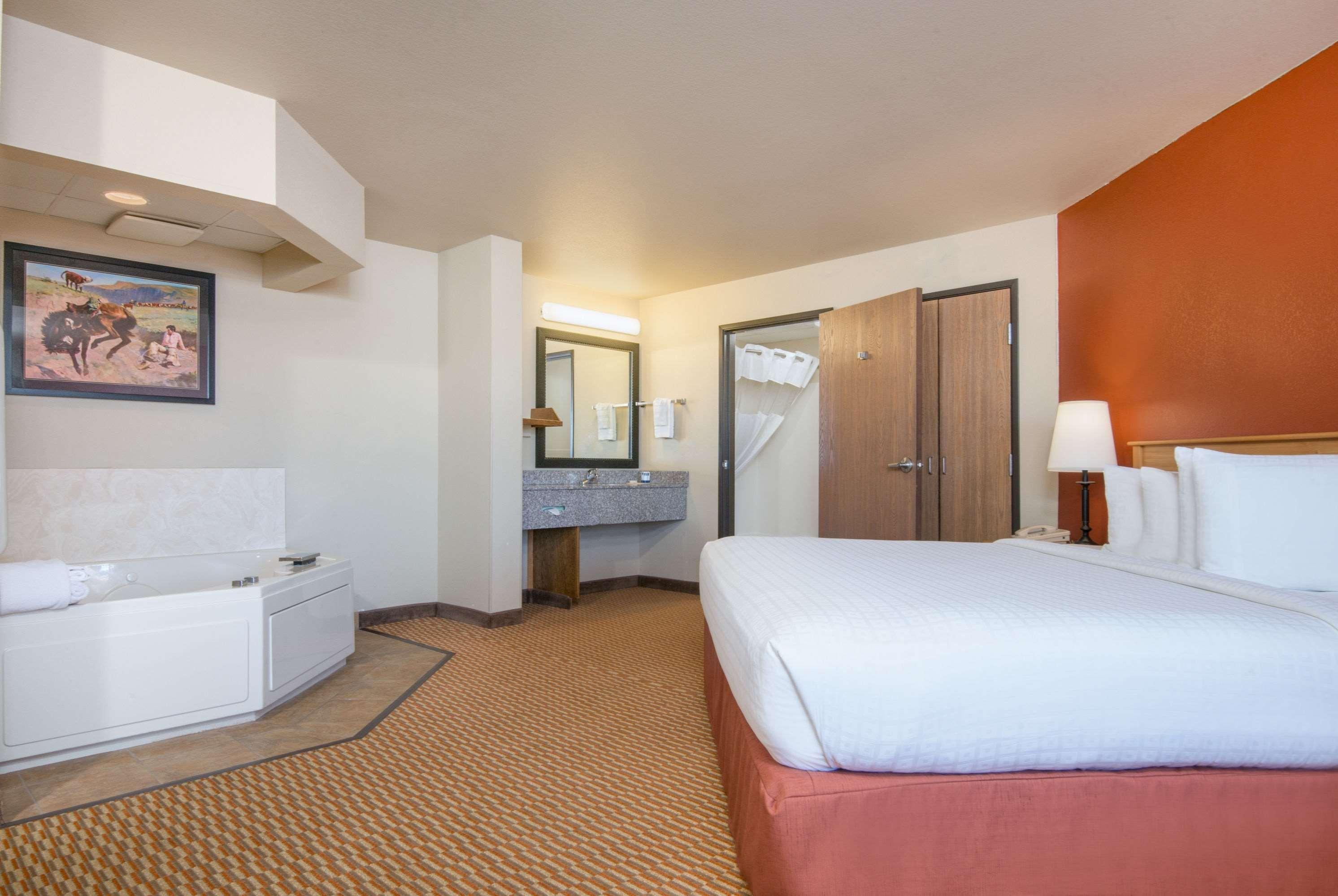 Americinn By Wyndham Pampa Event Center Экстерьер фото